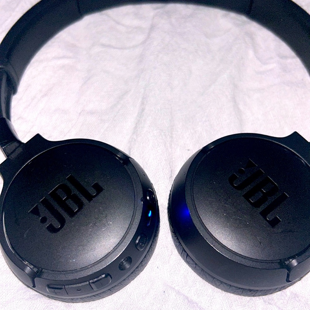 JBL HEADPHONES SELLING FOR LOW